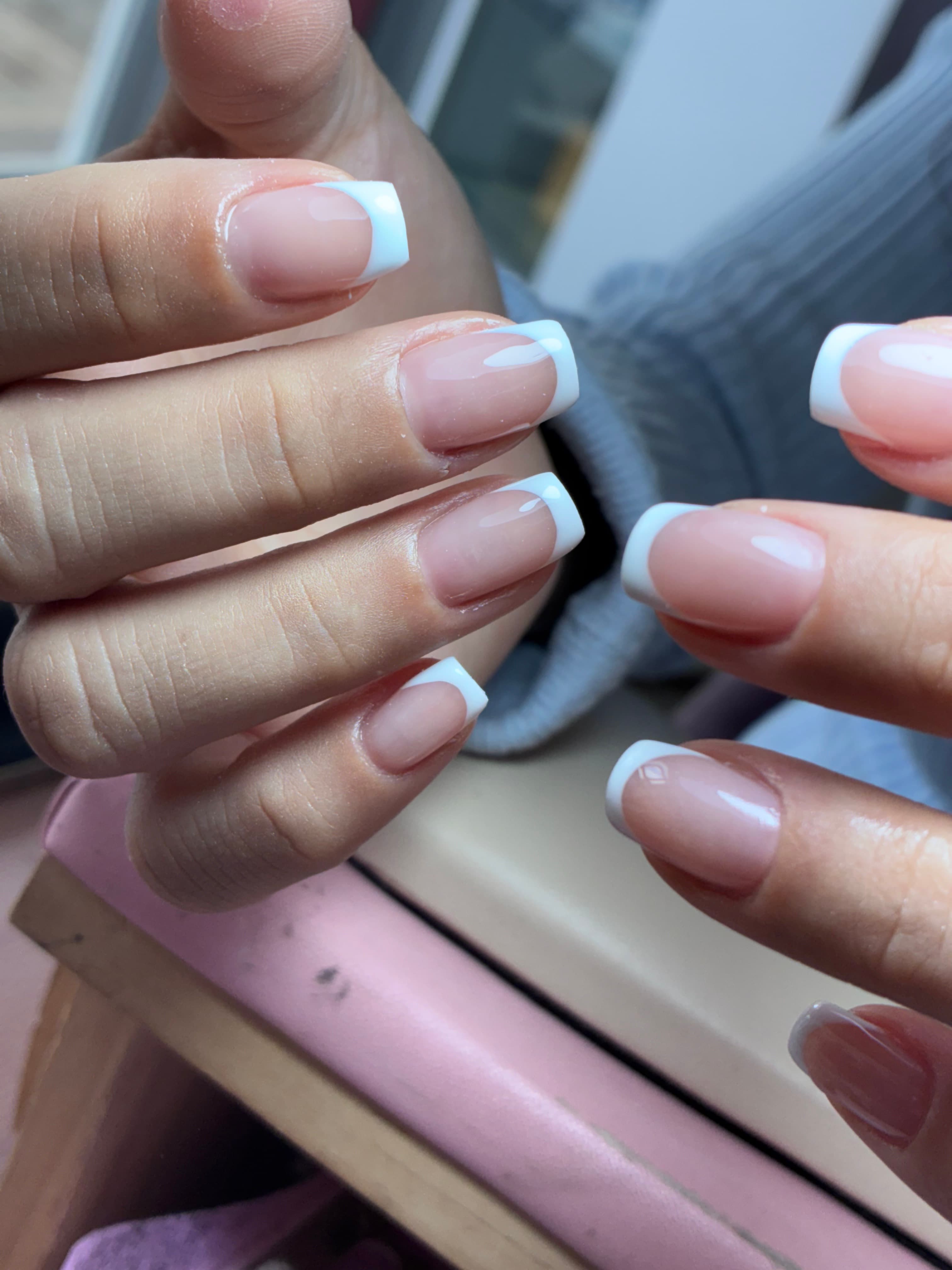Uñas francesas sobre recubrimiento de acrílico en uña natural ✨